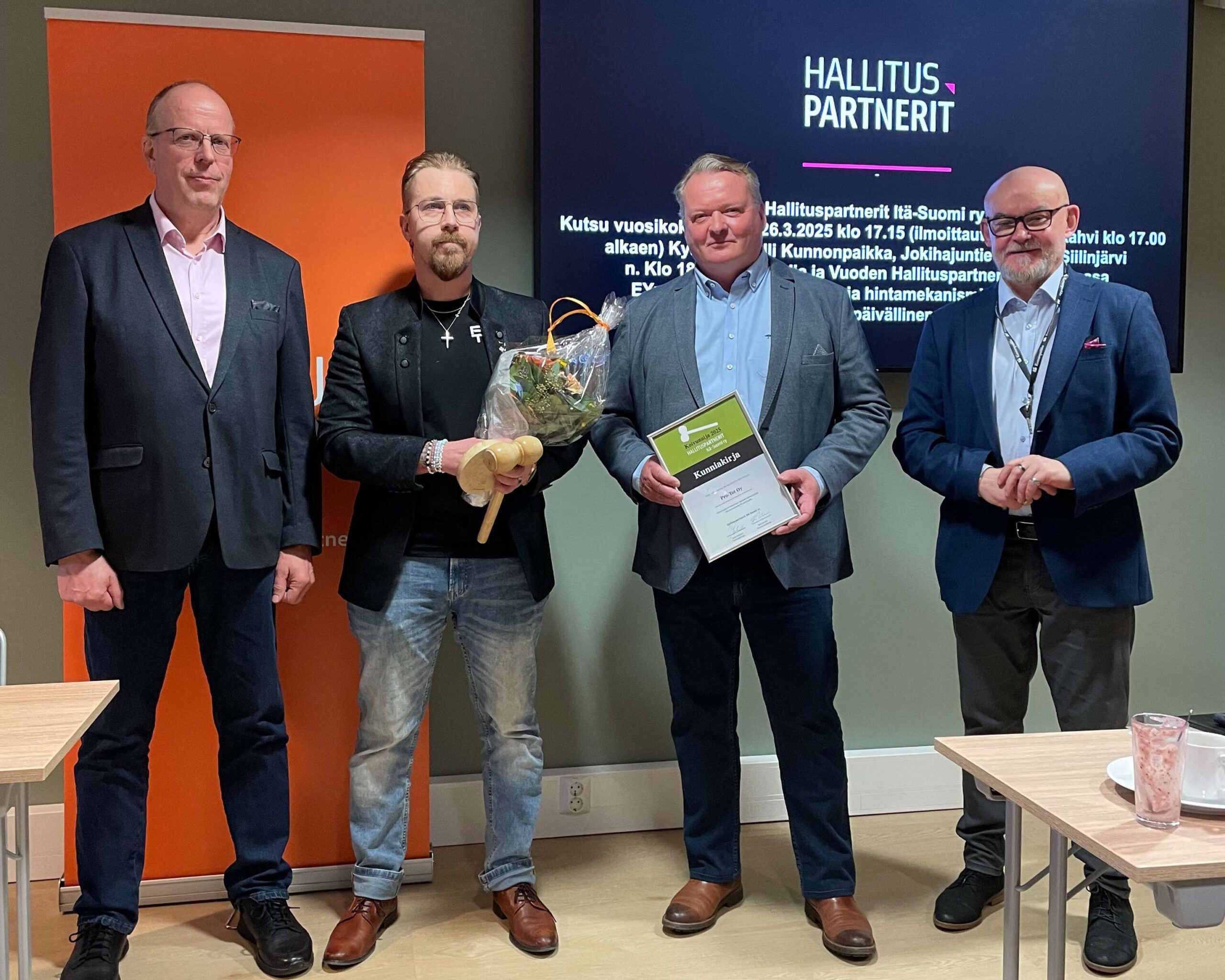 Hallituspartnerit Itä-Suomen hallituksen puheenjohtaja Juha Sivonen, Pro-Totin toimitusjohtaja ja hallituksen jäsen Joni Karhinen, Pro-Totin hallituksen puheenjohtaja Timo Rask ja Hallituspartnerit Itä-Suomen toiminnanjohtaja Kari Voutila.