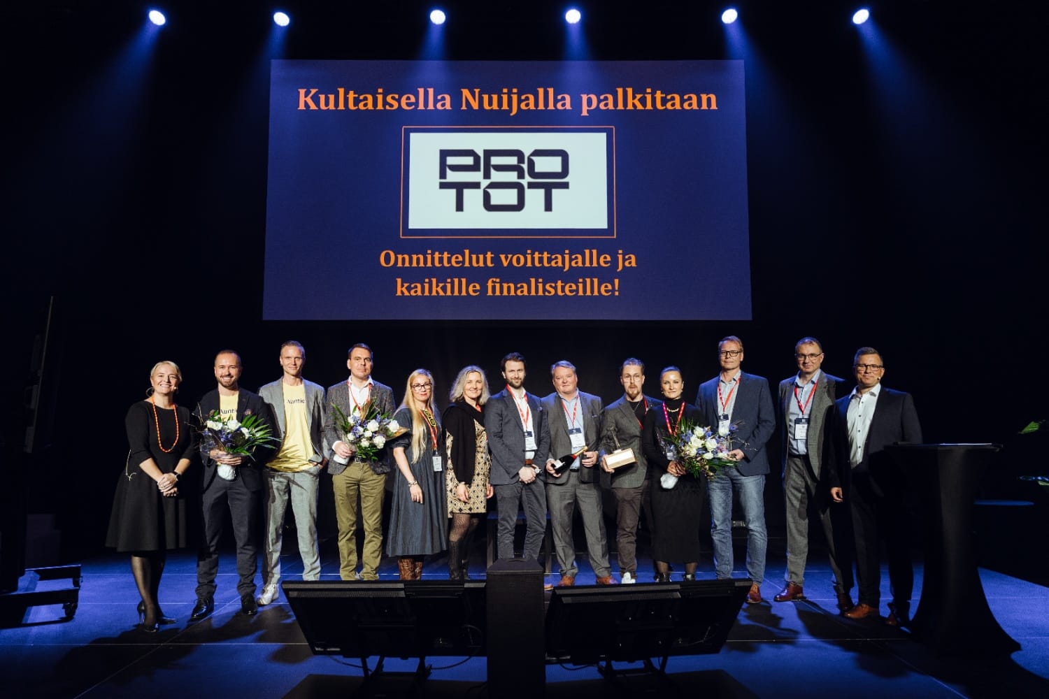 Kultainen Nuija 2025-finalistit ja raati lavalla.